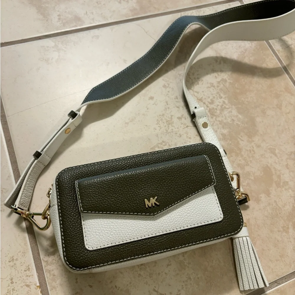 Michael Kors Double Zipper Crossbody Small Bag. - Picture 1 of 6